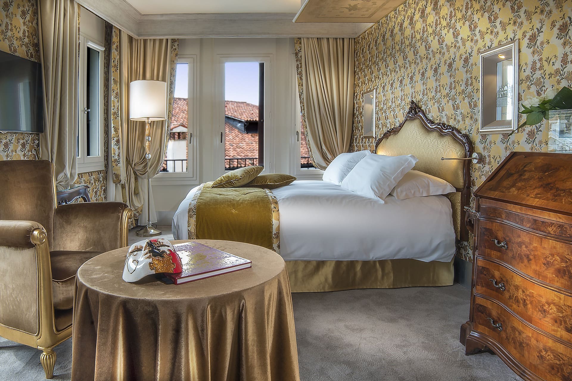 Suite Deluxe <br /> Courtesy of Papadopoli MGallery Venezia